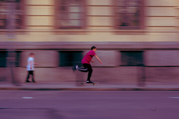 Obraz premium Skateboarder in Motion with Urban Blur Background