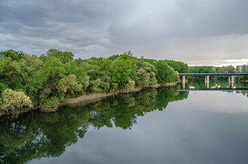 Obraz premium Puente de Hierro (Iron Bridge) over the Ebro River in Logrono, Spain