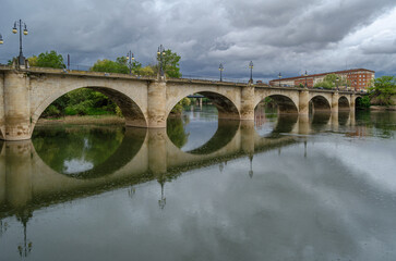 Obraz premium Puente de Piedra (stone bridge) over the Ebro River in Logrono, Spain