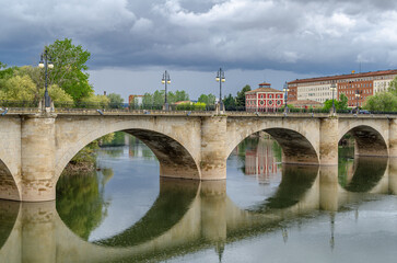 Fototapeta premium Puente de Piedra (stone bridge) over the Ebro River in Logrono, Spain