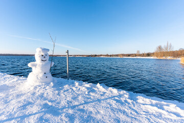 Ein sonniger Wintertag am Cospudener See in Leipzig, Deutschland