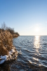 Ein sonniger Wintertag am Cospudener See in Leipzig, Deutschland