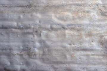 Obraz premium Worn aluminum sheet displays intricate texture and grungy surface at industrial outdoor site.