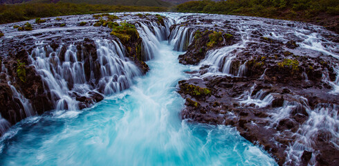 Spektakulärer Wasserfall mit türkisblauem Gletscherfluss in Island – wilde Natur und Langzeitbelichtung © Christoph