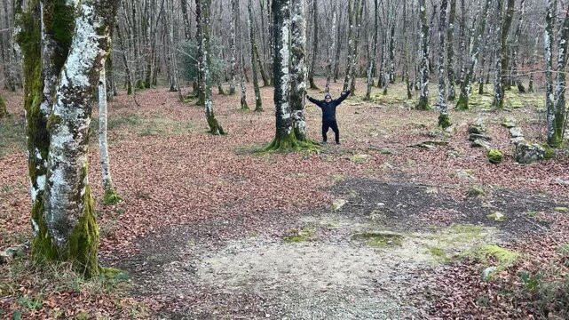 Senderista escondido tras un &aacute;rbol en el sendero del Salto del Nervi&oacute;n