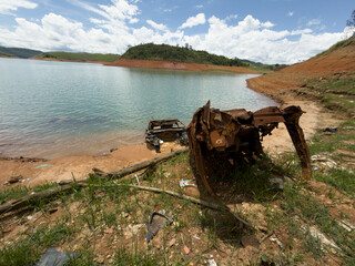 Paisagem serena de represa cercada pela natureza, refletindo o c&eacute;u e a tranquilidade do ambiente. A cena transmite calma, equil&iacute;brio, sustentabilidade e conex&atilde;o com a &aacute;gua como fonte de vida. 