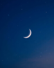 Naklejka premium Crescent moon shining brightly in dark starry sky with scattered faint lights