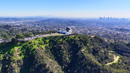Obraz premium Griffith Observatory on Hills Above Los Angeles with Panoramic City Views and Iconic Architecture