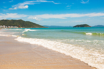 Obraz premium Praia Palmas do Arvoredo cidade de Governador Celso Ramos Santa Catarina Brasil região da Grande Florianopolis
