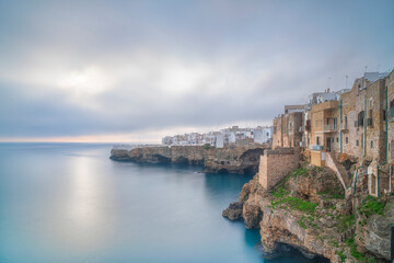 Naklejka premium Polignano a Mare Scenic Cliffside View at Morning, Italy