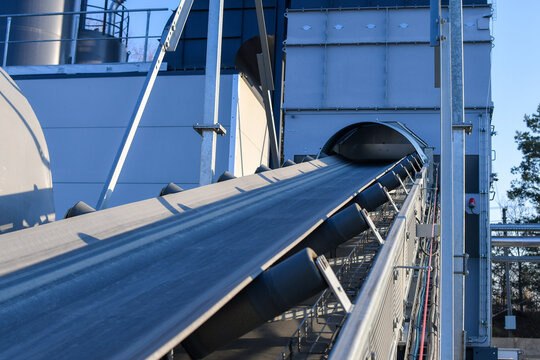 Conveyor line for gravel of different fractions, is used in the process of asphalt production.