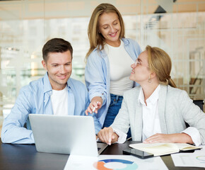 Obraz premium Group works together at office desk, discussing ideas and sharing thoughts during afternoon meeting