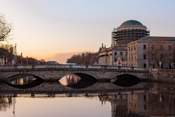 Fototapeta premium bridge over river liffey in dublin ireland