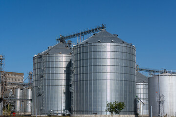 Silos for Grain Storage in a Commercial Facility Under a Clear Blue Sky During Daytime © Роман Булатов