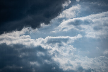 Obraz premium Dramatic cloudy sky with light and dark contrast
