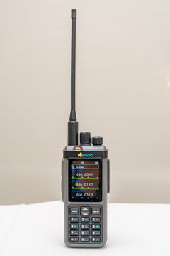 Iradio UV98 amateur radio walkie-talkie, triband VHF UHF HF, LF, SSB, AM, FM, GPS, APRS, CB radio, with simultaneous display of all 3 frequencies.