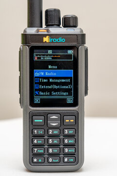 Iradio UV98 amateur radio walkie-talkie, triband VHF UHF HF, LF, SSB, AM, FM, GPS, APRS, CB radio, with simultaneous display of all 3 frequencies.
