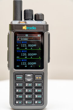 Iradio UV98 amateur radio walkie-talkie, triband VHF UHF HF, LF, SSB, AM, FM, GPS, APRS, CB radio, with simultaneous display of all 3 frequencies.
