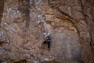 escalada en roca con arnes