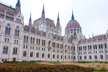 Obraz premium The Hungarian Parliament Building, the iconic landmark of Budapest on a winter Christmas day