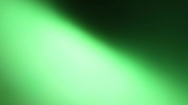 Una toma de cerca de un fondo abstracto de color verde con negro un degradado ligero desenfocado en movimiento