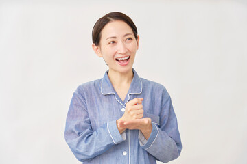 パジャマ姿の女性　ひらめく　白背景