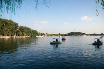 Obraz premium Beihai Park Lake Beijing with Tour Boats and Willow Trees