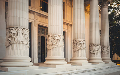 Obraz premium White stone columns in civic architecture denote justice and authority, particularly in the context of the Supreme Court, while marble pillars emphasize the timeless quality of historic government bui