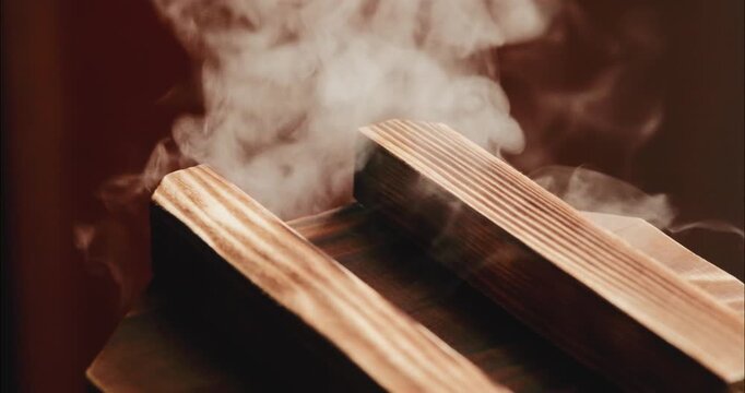 釜で炊くご飯から立ち上る湯気のクローズアップ