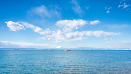 青空の下に広がる東京湾と遠くに望む富士山の風景