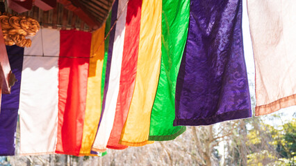 を透かして揺れる色彩豊かな布のレイヤーと和の雰囲気