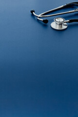 聴診器　青背景　医療イメージ素材　背景　コピースペース　フレーム　シンプル