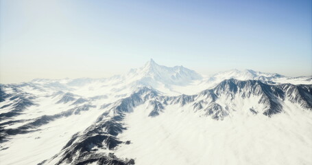 Obraz premium Expansive frozen plain leading to peak, flat white expanse and faint ridgelines guide eye toward distant summit under pale sky offering minimalist