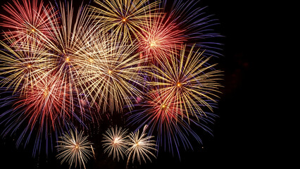 Fototapeta premium A spectacular display of fireworks illuminating the night sky