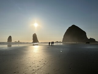 Obraz premium Misty Sunset at Cannon Beach with Haystack Rock and Full Moon