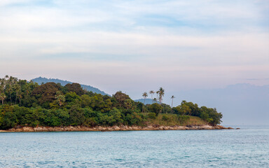 Naklejka premium A beautiful beach with a mountain in the background