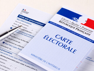 Formulaire de vote par procuration vierge avec une carte d'électeur. Carte électorale française...