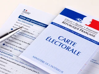 Fotobehang Natuur Park Formulaire de vote par procuration vierge avec une carte d'électeur. Carte électorale française aux couleurs tricolores Bleu Blanc Rouge, avec une Marianne.  © AGDER
