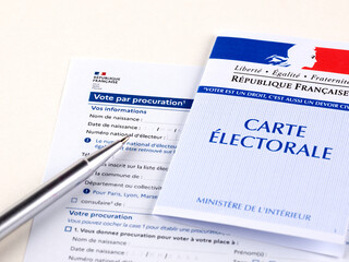 Formulaire de vote par procuration vierge avec une carte d'&eacute;lecteur. Carte &eacute;lectorale fran&ccedil;aise aux couleurs tricolores Bleu Blanc Rouge, avec une Marianne.