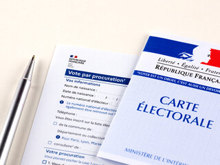 Formulaire de vote par procuration vierge avec une carte d'&eacute;lecteur. Carte &eacute;lectorale fran&ccedil;aise aux couleurs tricolores Bleu Blanc Rouge, avec une Marianne.