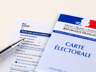 Formulaire de vote par procuration vierge avec une carte d'&eacute;lecteur. Carte &eacute;lectorale fran&ccedil;aise aux couleurs tricolores Bleu Blanc Rouge, avec une Marianne.