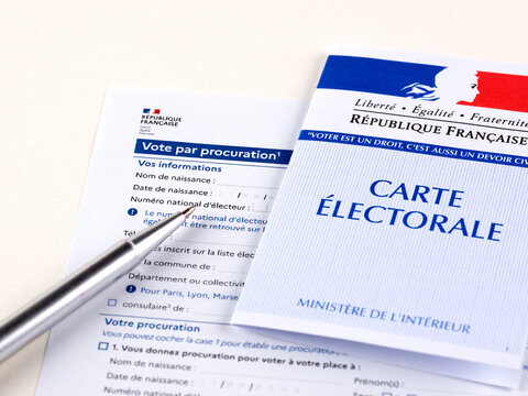 Formulaire de vote par procuration vierge avec une carte d'&eacute;lecteur. Carte &eacute;lectorale fran&ccedil;aise aux couleurs tricolores Bleu Blanc Rouge, avec une Marianne.