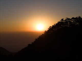 Obraz premium Sunrise over forested mountains in Lushan, Jiangxi China