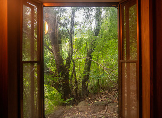 結露した浴室の出窓に映る景色
