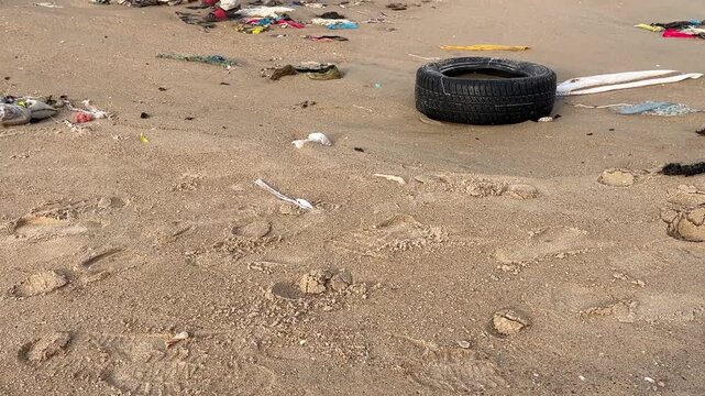 Plages du Senegal pollu&eacute;es &agrave; Mbour