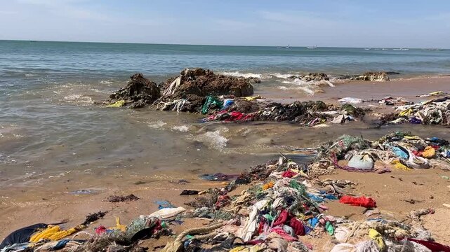 Plages du Senegal pollu&eacute;es &agrave; Mbour