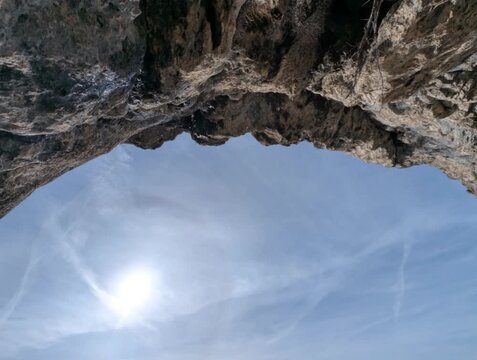 Prospettiva verticale da una grotta naturale