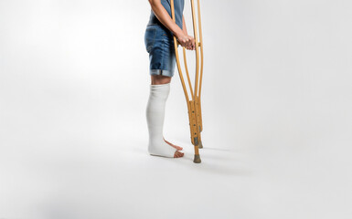 목발, 깁스, 치료, 위험, 보행법, 장애, 장애인, 환자, 정형외과, 수술, 재활, 사고, 후유증, 걷다, 짚다, 보행 도구, 의료기기, 사람, 보험, 입원