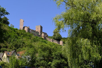 Fototapeta premium Ruine Henneburg auf dem Kühlberg oberhalb des Historischer Ortskern von Stadtprozelten, Landkreis Miltenberg, Unterfranken, Franken, Bayern, Deutschland