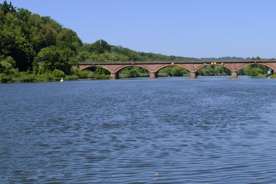 Die historische Alte Mainbr&uuml;cke in Marktheidenfeld am Main, Naturpark Spessart, Landkreis Main-Spessart, Unterfranken, Franken, Bayern, Deutschland